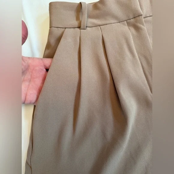 Aritzia Babaton Pleated Mid-Thigh Shorts Size 2 $50 - Picture 2 of 12